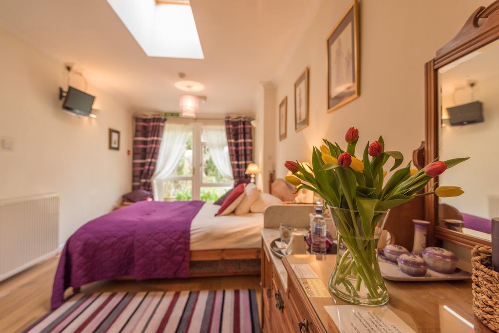 Crofters Guest House Уитни Екстериор снимка