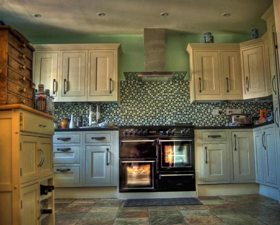 Crofters Guest House Уитни Екстериор снимка