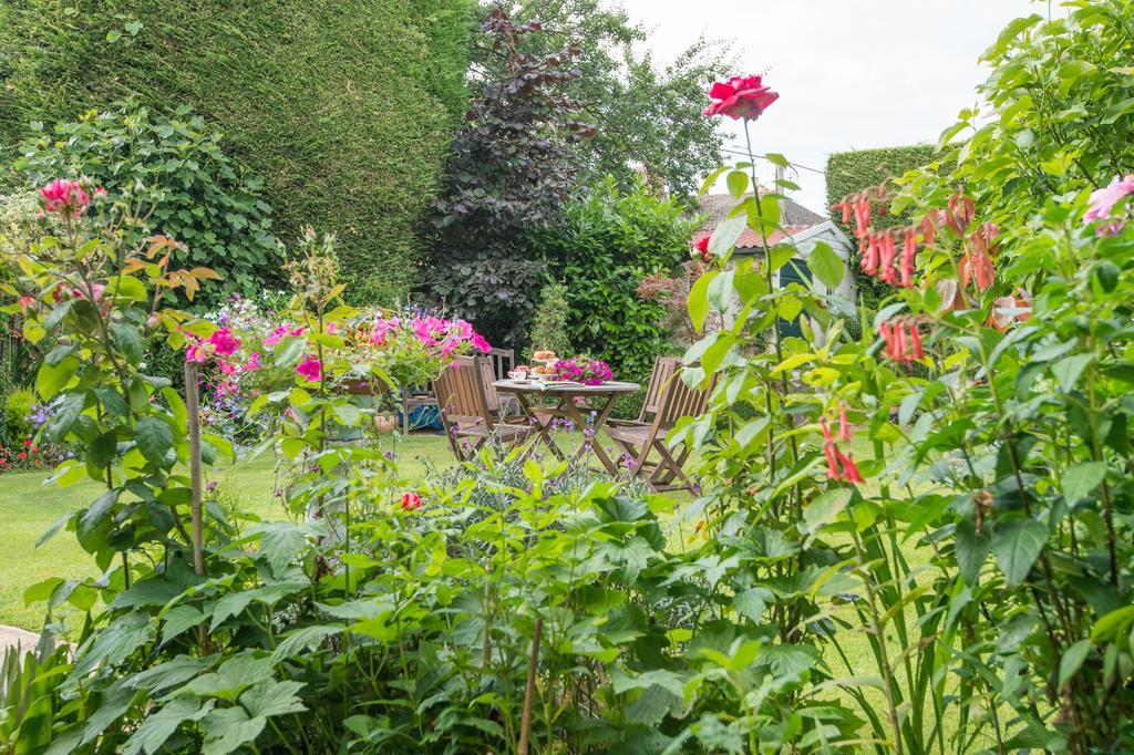 Crofters Guest House Уитни Екстериор снимка